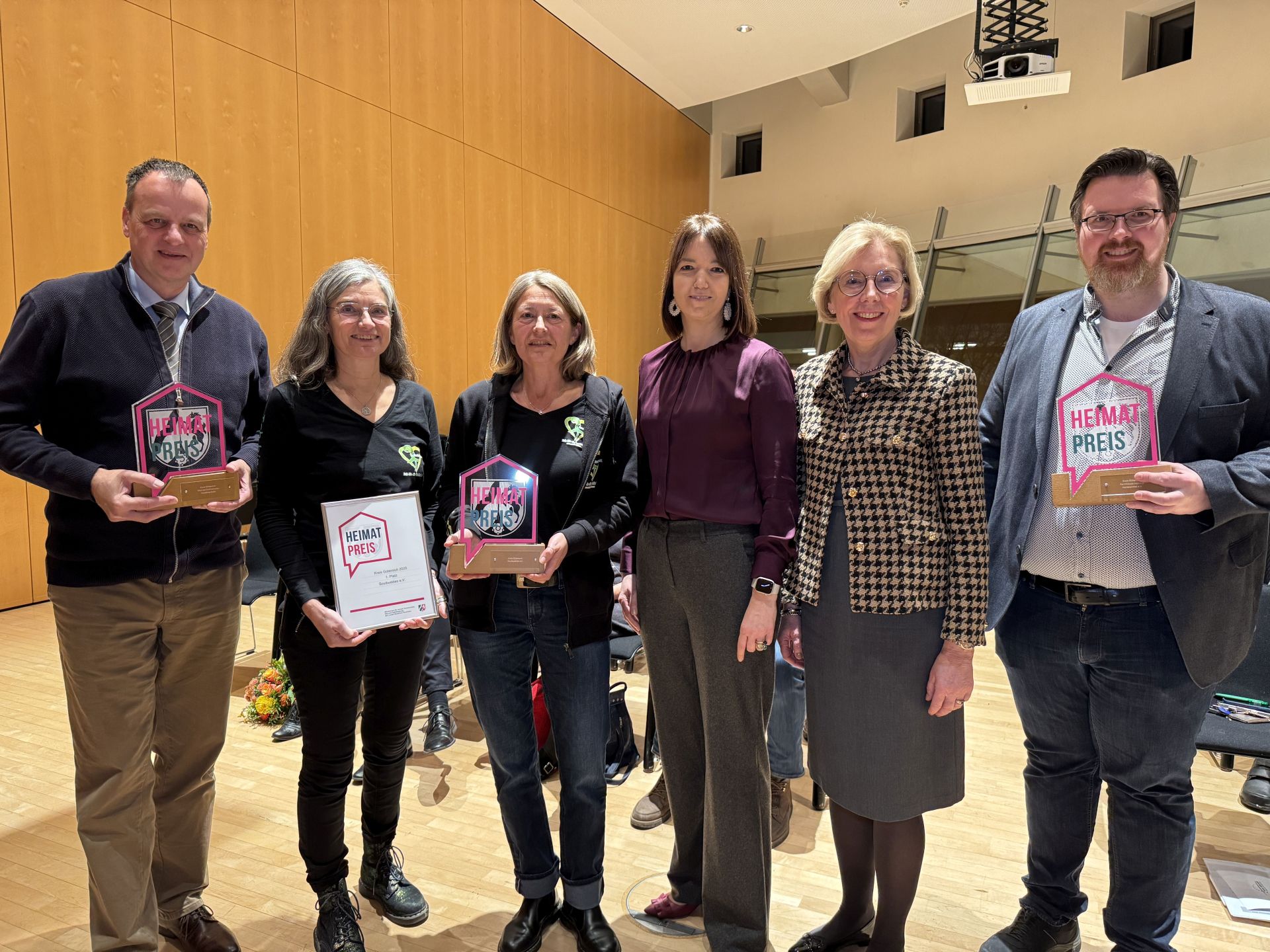 Verleihung des Heimatpreises im Kreishaus Gütersloh: Die Laudatorinnen Landrätin Ina Laukötter (3.v.r.) und Henrika Küppers (2.v.r.) mit den Preisträgern (v.l.) Michael Erichreineke (2. Preis), Solveigh Disselkamp-Niewiarra und Silke Hanheide (Soulbuddies, 1. Preis) sowie Felix Oestersötebier (Farmhouse Jazzclub, 3. Preis).         