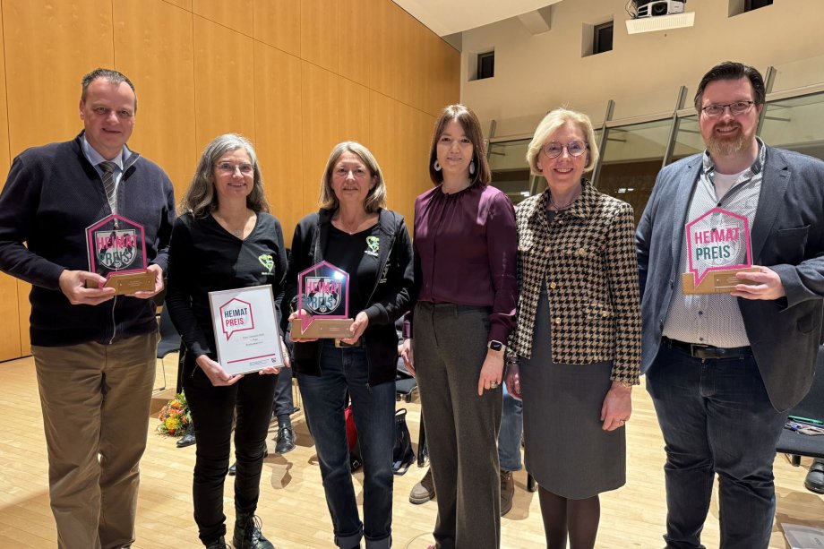 Verleihung des Heimatpreises im Kreishaus Gütersloh: Die Laudatorinnen Landrätin Ina Laukötter (3.v.r.) und Henrika Küppers (2.v.r.) mit den Preisträgern (v.l.) Michael Erichreineke (2. Preis), Solveigh Disselkamp-Niewiarra und Silke Hanheide (Soulbuddies, 1. Preis) sowie Felix Oestersötebier (Farmhouse Jazzclub, 3. Preis).         