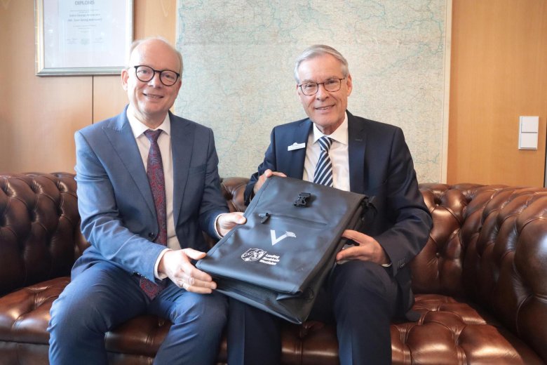 Zwei Männer auf einem Sofa 