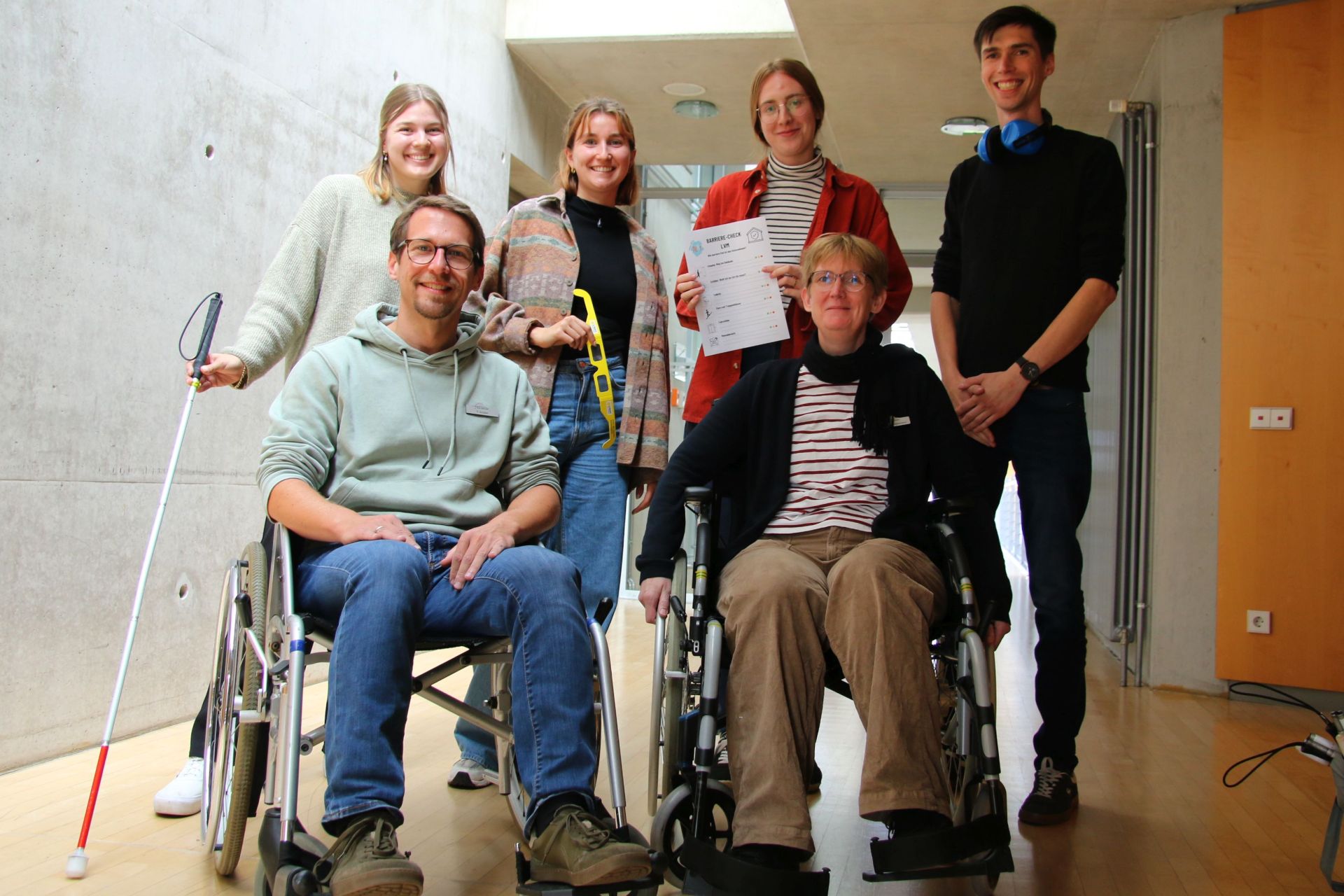 Eine Gruppe von Menschen im Kreishaus Gütersloh.