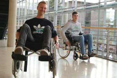 Zwei Menschen im Rollstuhl