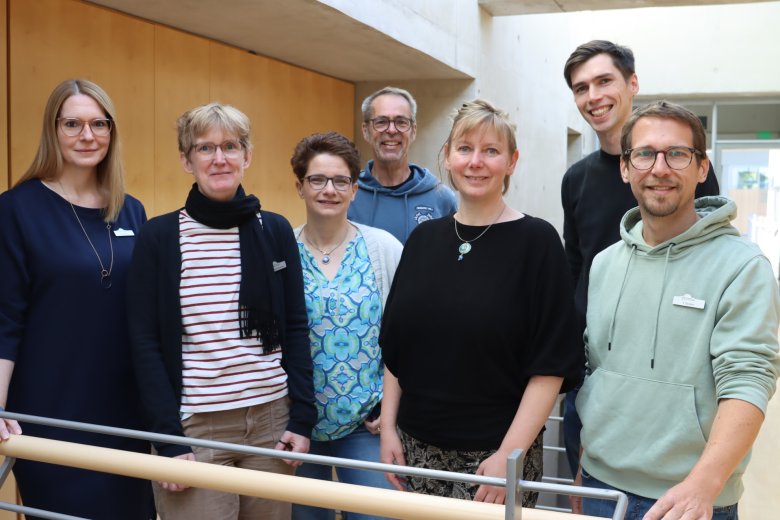 Eine Menschengruppe im Kreishaus Gütersloh