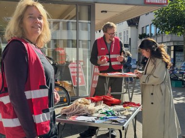 Drei Personen auf einem Marktplatz