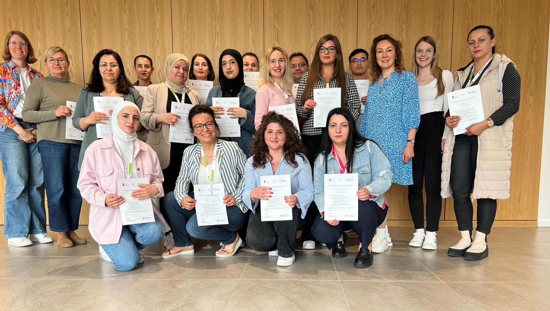 Eine Gruppe mit Zertifikaten