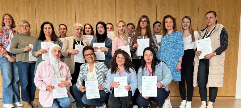 Eine Gruppe mit Zertifikaten