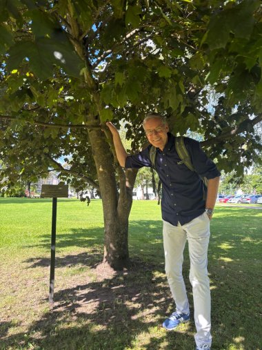 Landrat Adenauer steht neben dem Partnerschaftsbaum