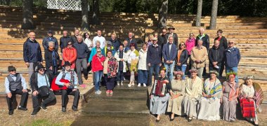 Eine Gruppe Menschen auf einer Freilichtbühne