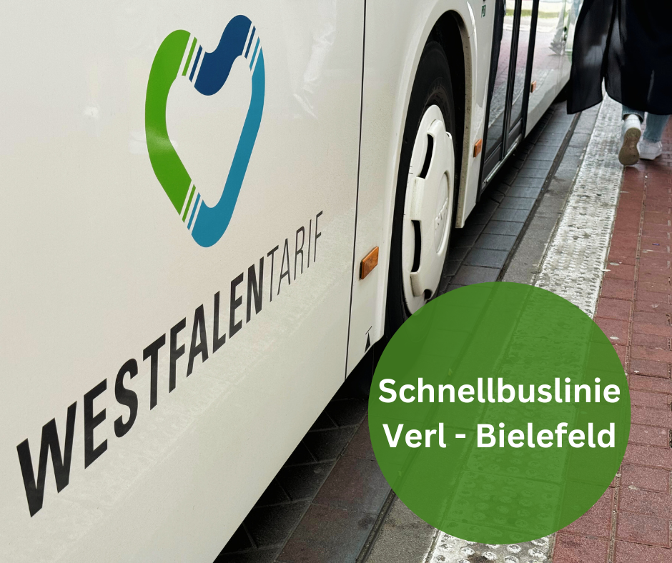 Ein Bus, der am Rand einer Bushaltestelle steht
