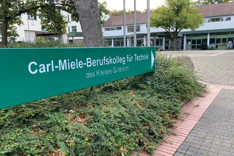 Schild des Carl-Miele-Berufskollegs Gütersloh