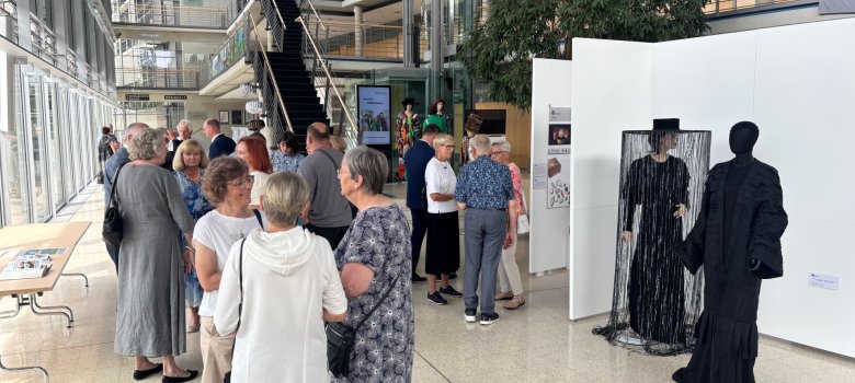Besucherinnen und Besucher der Ausstellungseröffnung im Foyer des Kreishauses Gütersloh.