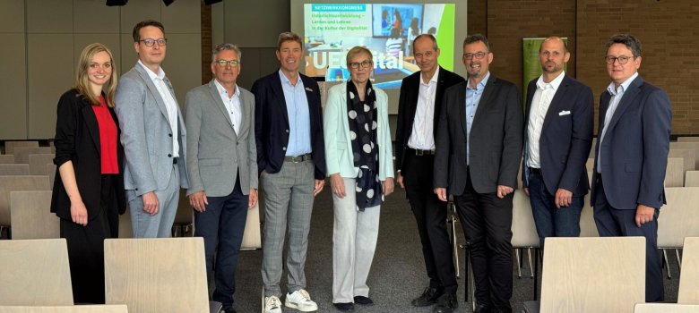 Die Kooperationspartner des Projekts ‚Schule und digitale Bildung‘ in der Aula des Berufskollegzentrums in Rheda-Wiedenbrück  (v.l.): Stephanie Schlüter (Zentrum für Bildung und Chancen), Thomas Becker (Kreis Gütersloh), Klaus Twelsiek (Bezirksregierung Detmold), Dr. Norbert Kreutzmann (Kreis Gütersloh), Dr. Iris Hohberg (Bezirksregierung), Christoph Mohn (Reinhard-Mohn-Stiftung), Christian Ebel (Bertelsmann-Stiftung), Arne Hasken (Kreis Gütersloh) und Achim Wörmann (Ems-Berufskolleg). 
