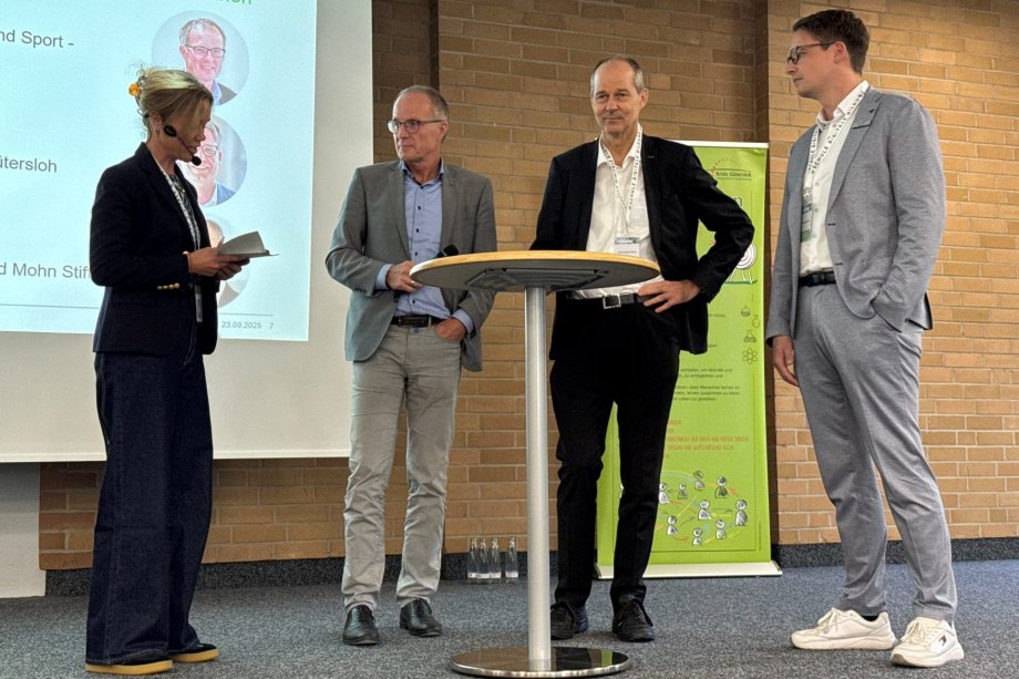 Moderatorin Julia Ures interviewte auf der Bühne des Berufsschulzentrums Rheda-Wiedenbrück unter anderem (v.l.) Michael Uhlich (Leiter der Abteilung Schule Bezirksregierung Detmold), Christoph Mohn (Vorstandsvorsitzender der Reinhard-Mohn-Stiftung) und Thomas Becker (Abteilungsleiter Bildung Kreis Gütersloh).  