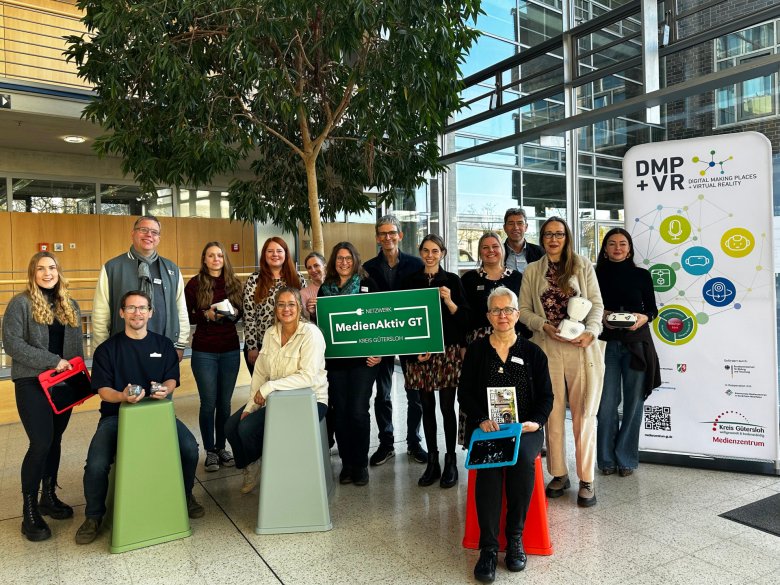 Gruppe im Foyer des Kreishauses GT