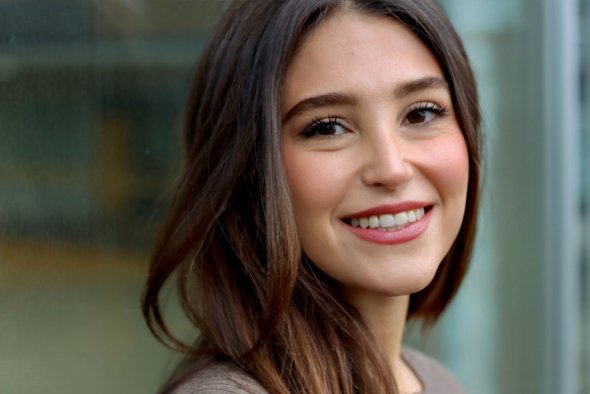 Eine Frau blickt in die Kamera.