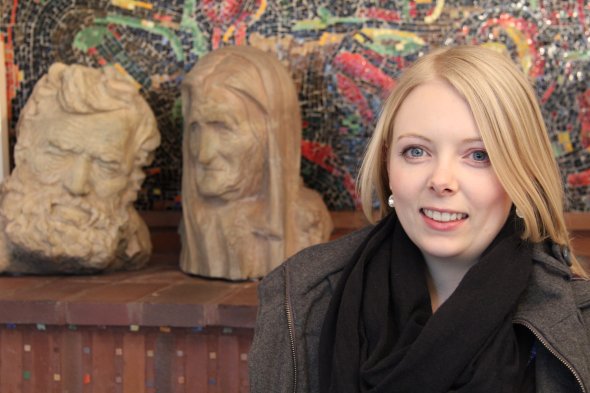 Lena Henning mit Böckstiegelskulpturen