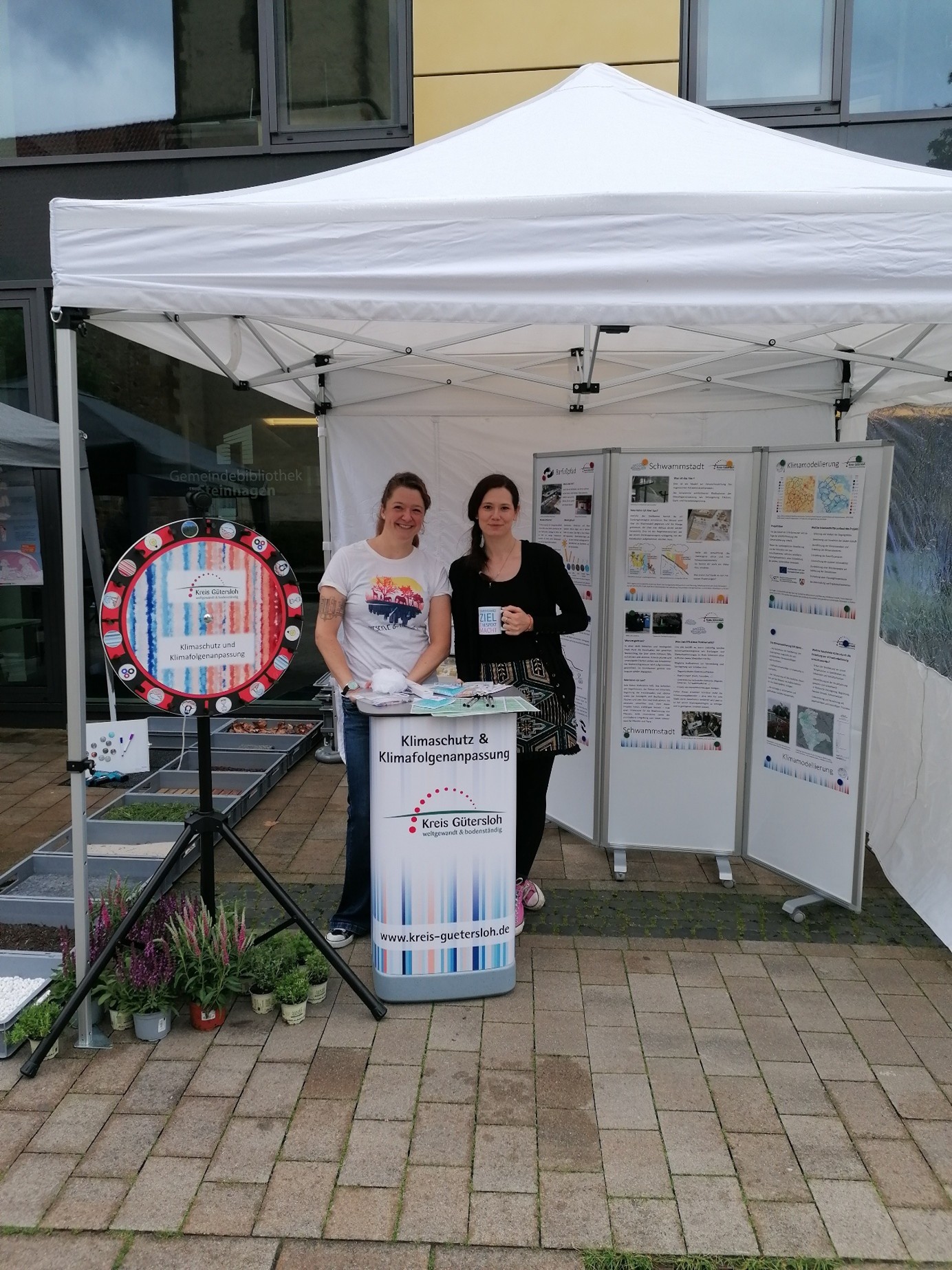 Aktionsstand Umwelt Steinhagen Es ist ein Stand zu sehen mit zwei Frauen.