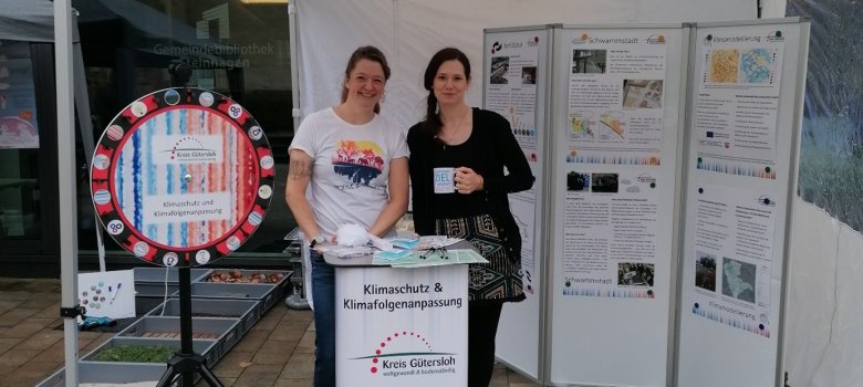 Aktionsstand Umwelt Steinhagen Es ist ein Stand zu sehen mit zwei Frauen.