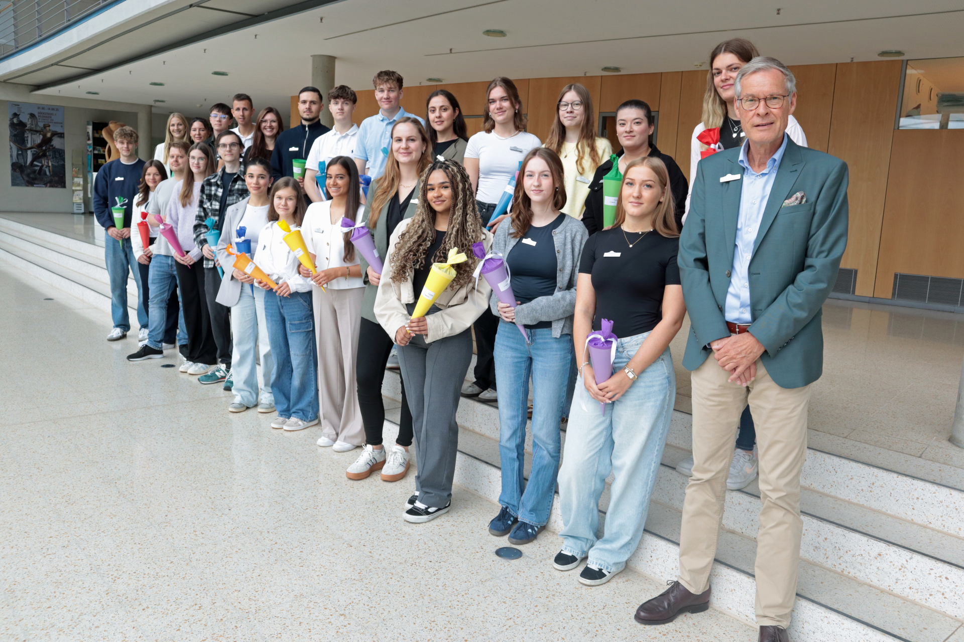 Eine Gruppe Menschen im Kreishaus Gütersloh