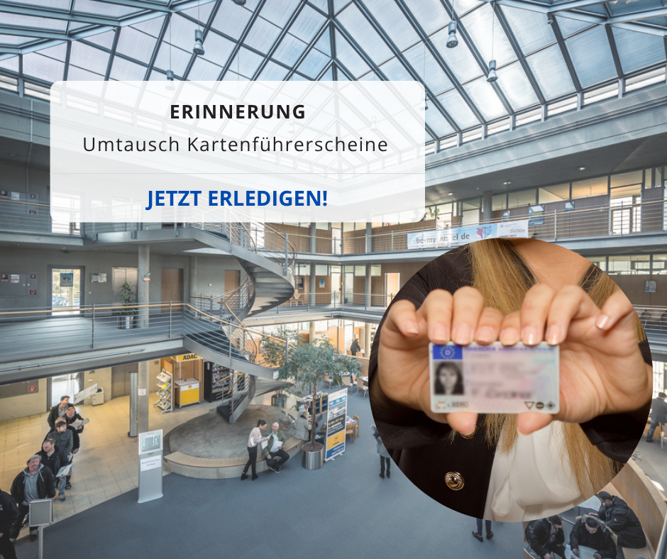 2026_04_02_Erinnerung_Führerscheinumtausch Im Hintergrund ist das innere eines Bürogebäudes zu sehen. Oben links gibt es ein Textfeld, welches an den Umtausch von Kartenführerscheinen erinnert und unten links ein Bild von einer Frau, die einen Führerschein in der Hand hält.