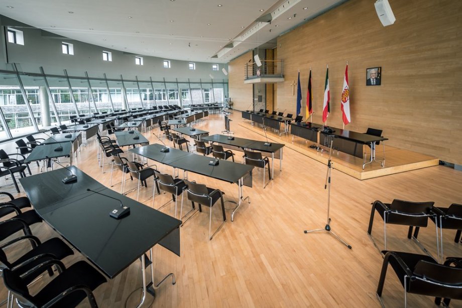 Sitzungssaal im Kreishaus Gütersloh mit bestihung für die Kreistagssitzung. Foto: Detlef Güthenke
