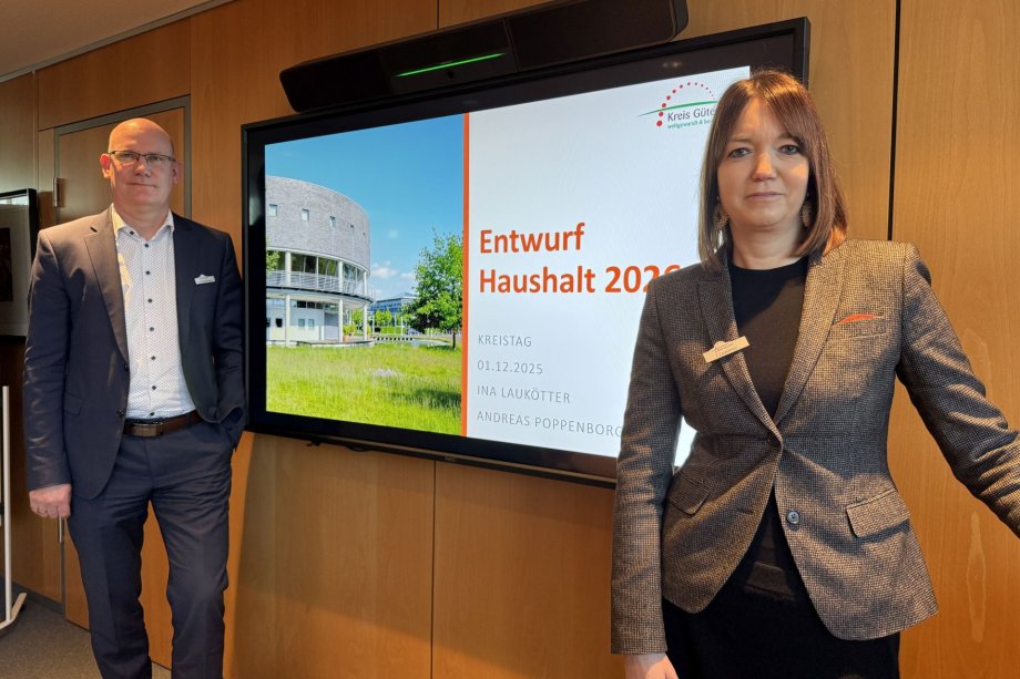 Stellten vor der Kreistagssitzung den Haushaltsentwurf 2026 in einem Pressegespräch im Böckstiegelzimmer vor: Landrätin Ina Laukötter und Kämmerer Andreas Poppenborg vor dem Monitor mit der Startfolie des Powerpointvortrags. 
