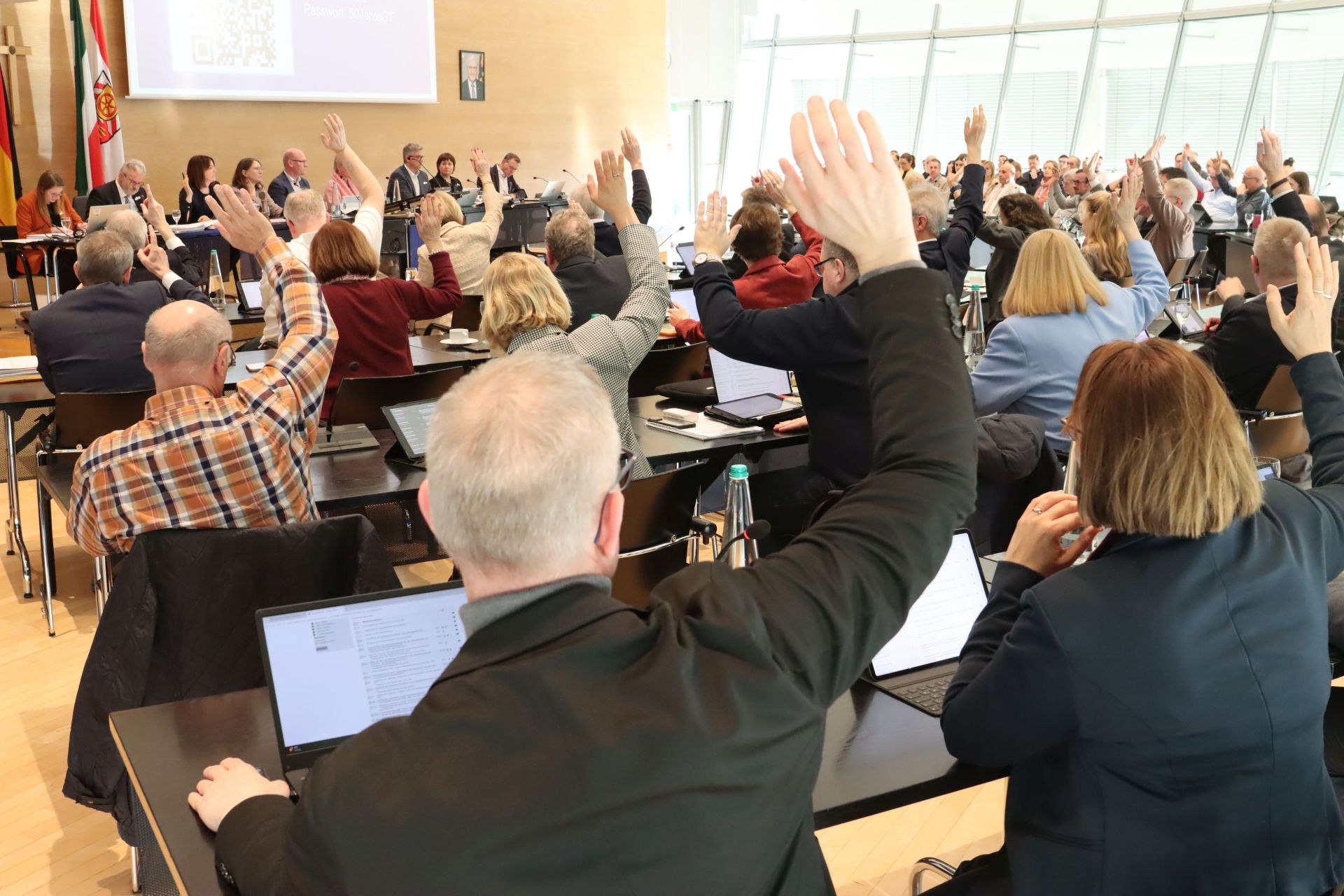 Kreistagssitzung Haushaltsverabschiedung Politikerinnen und Politiker in der Kreistagssitzung bei einer Abstimmung.
