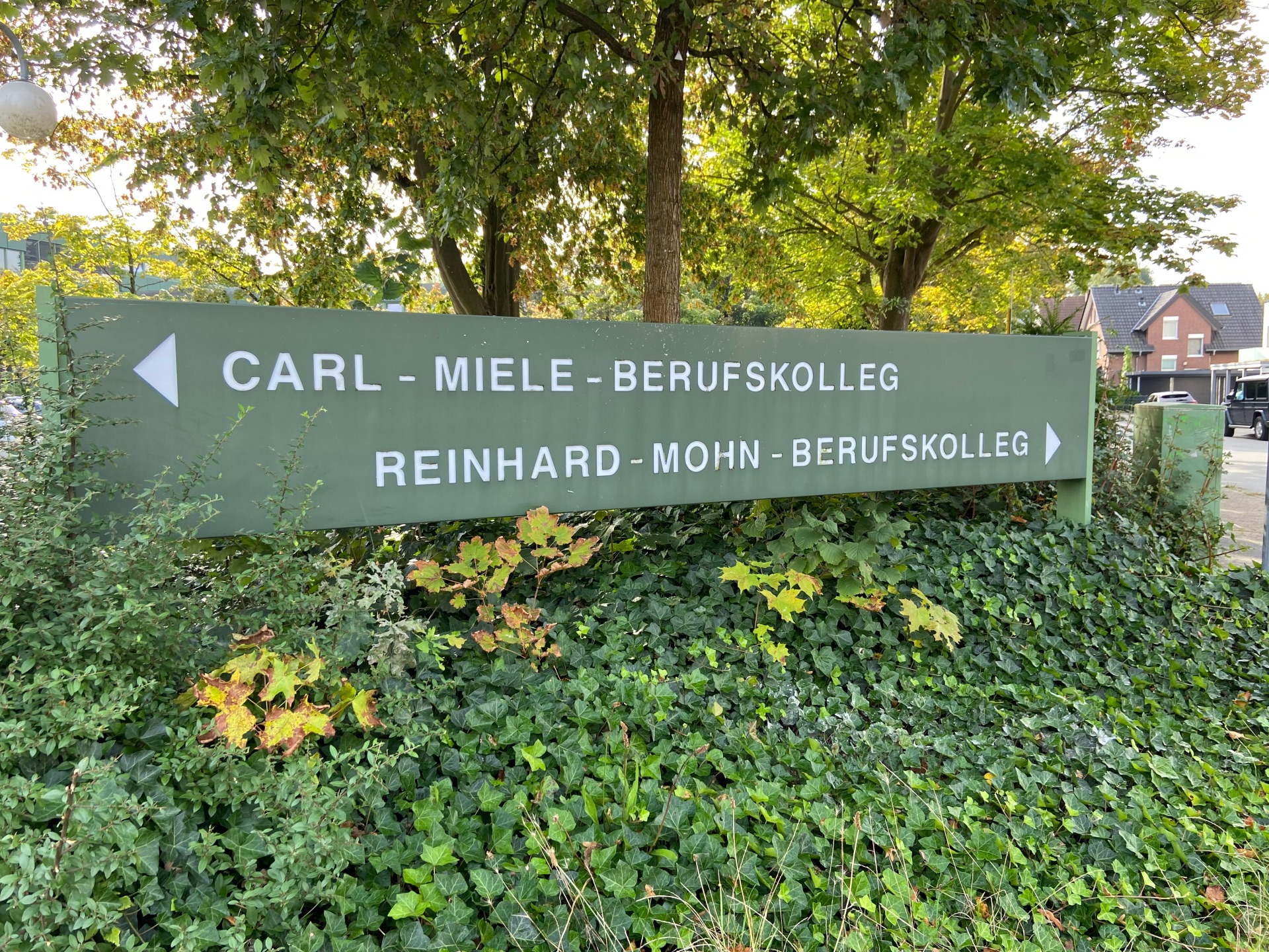 Hinweisschild auf das Reinhard-Mohn und das Carl-Miele-Berufskolleg.