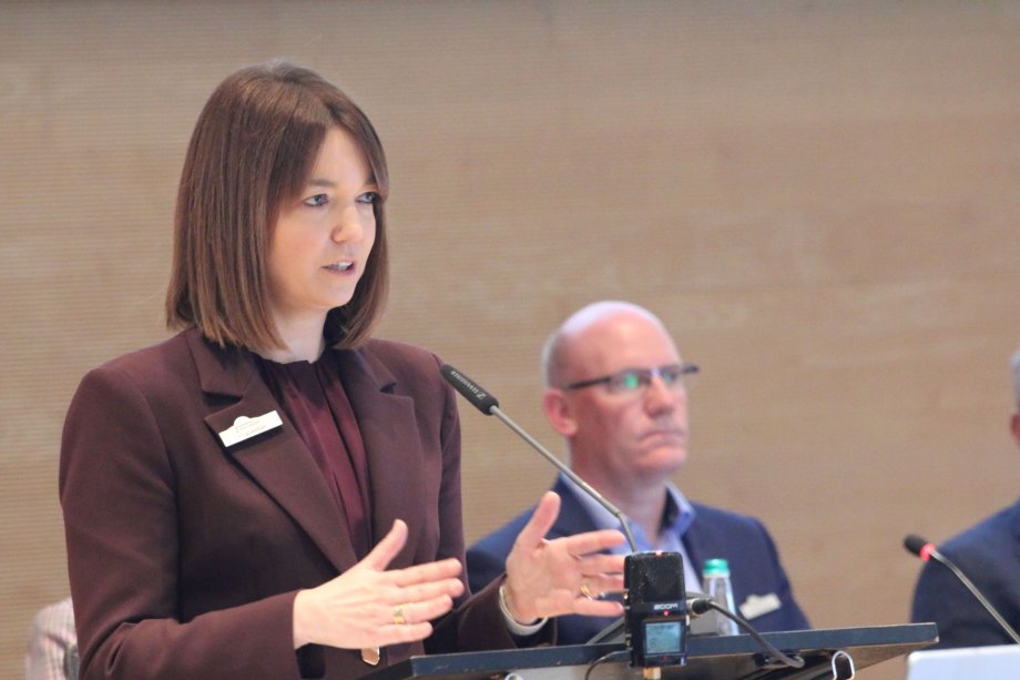 Ina Laukötter am 3. November im Kreistags bei ihrer Antrittsrede. Ina Laukötter am Rednerpult bei ihrer Antrittsrede.