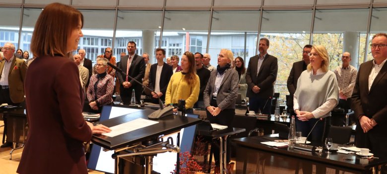 Vereidigung der Kreistagsmitglieder Die Kreistagsmitglieder wurden in der Sitzung vereidigt, Ina Laukötter hatte inzwischen die Leitung der Sitzung übernommen.