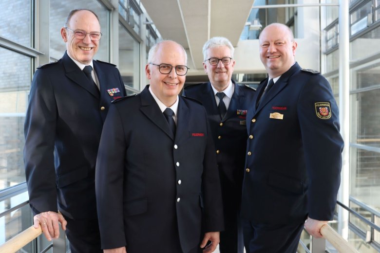 Matthias Setter zum neuen stellvertretenden Kreisbrandmeister gewählt Vier Personen im Kreishaus Gütersloh