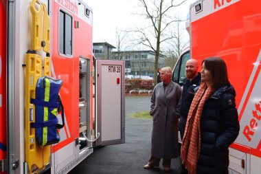 Landrätin Ina Laukötter, Dezernentin Dr. Angela Lißner und Phil Beermann vom Rettungsdienstzentrum Schloß Holte-Stukenbrock stehen zwischen den neuen Rettungswagen.