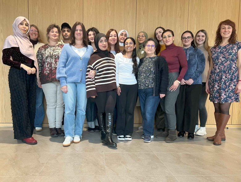 Eine Gruppe Menschen im Kreishaus Gütersloh