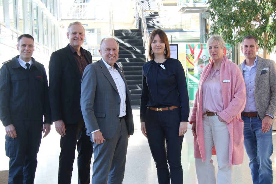 Gruppenfoto im Foyer des Kreishauses Gütersloh (v.l.): Stephan Reckhaus,  Dr. André Brandt, Landrat Christoph Rüther, Landrätin Ina Laukötter, Dr. Angela Lißner und Jürgen Theis.  