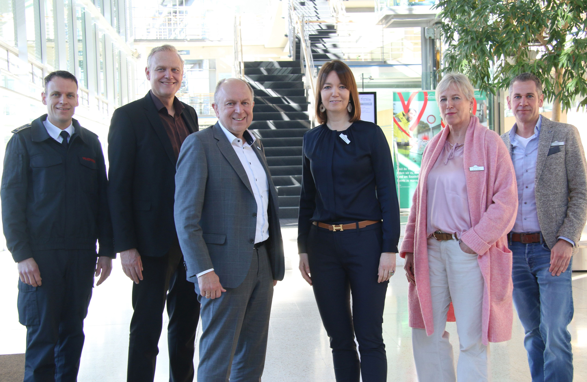 Gruppenfoto im Foyer des Kreishauses Gütersloh (v.l.): Stephan Reckhaus,  Dr. André Brandt, Landrat Christoph Rüther, Landrätin Ina Laukötter, Dr. Angela Lißner und Jürgen Theis.  