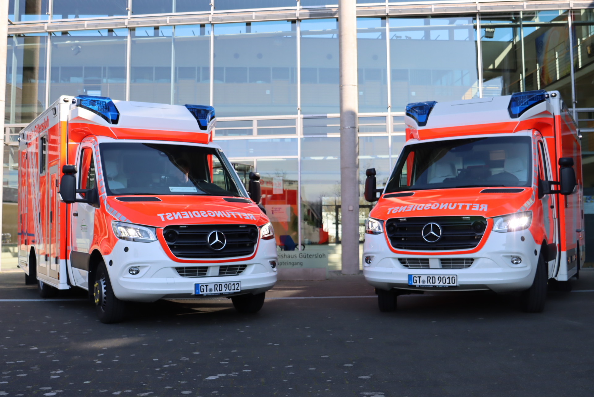 Zwei RTWs vor dem Kreishaus Gütersloh.