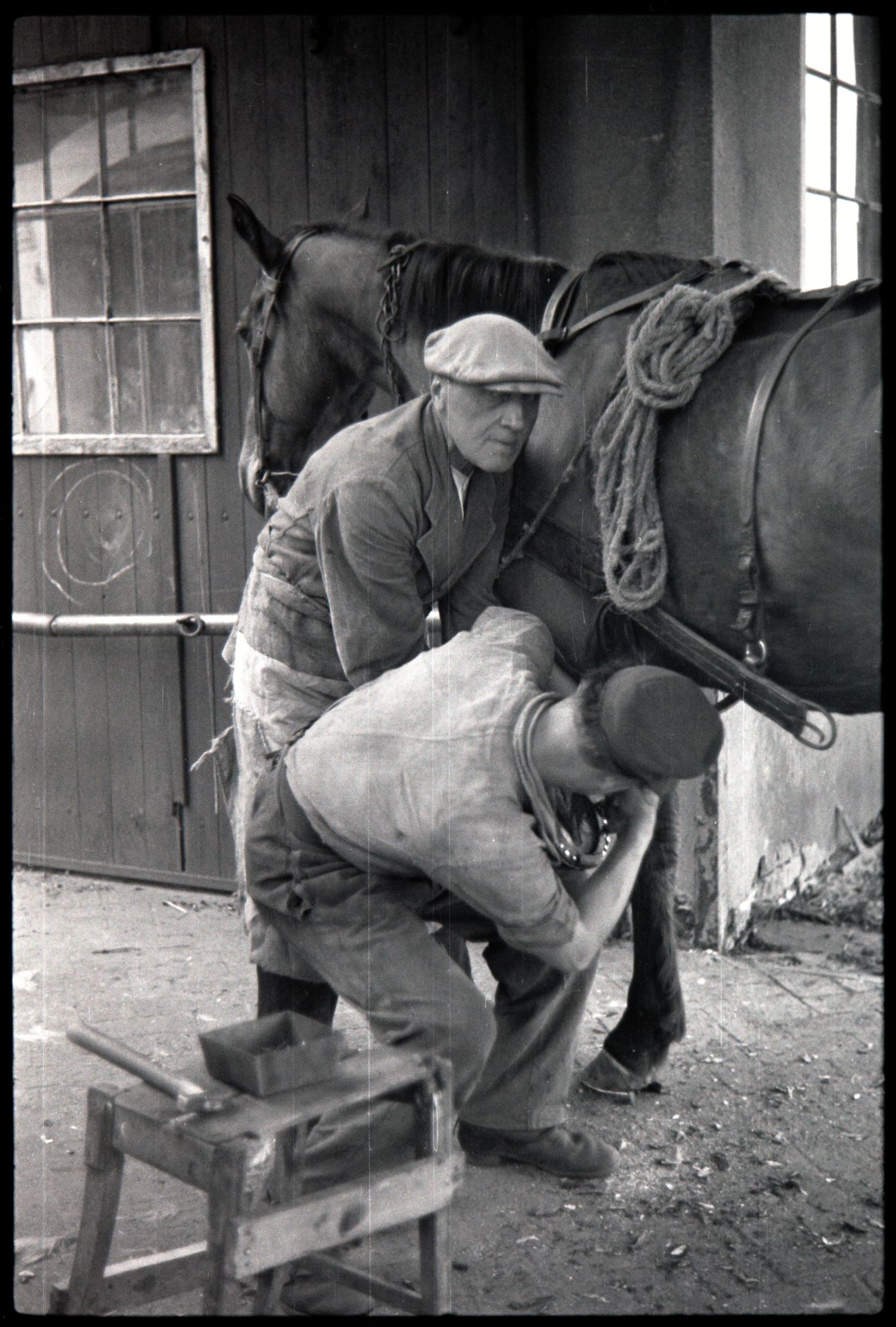 Schwarz-weiß-Aufnahme eines Hufschmieds