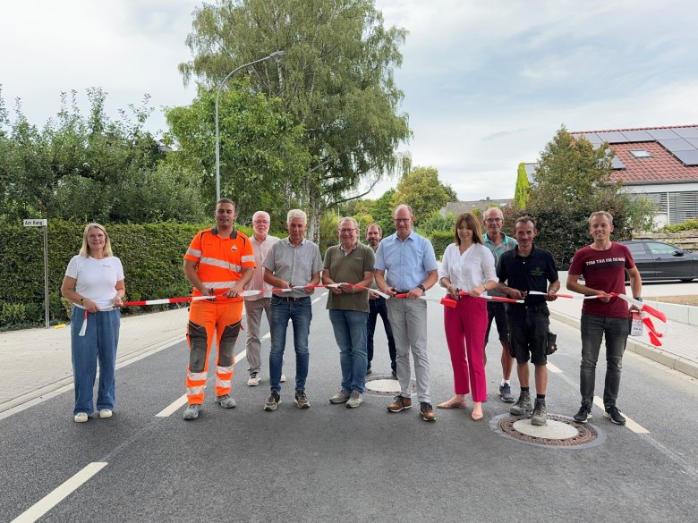 Freigabe K 49 - Gruppenfoto Offizielle Freigabe des Bauabschnitts Grüner Weg am Dienstag (v.l.): Silvia Merkentrup (Sachgebietsleiterin Straßenbau Kreis Gütersloh), Nico Breitzke (Firma Dieckmann), Peer Kranz (CDU-Politiker Stadt Halle/Westf.), Markus Korte (Firma Dieckmann), Detlef Kroos (CDU-Kreistagsmitglied), Gregor Brahmhoff (CDU-Ratsmitglied Stadt Halle/Westf.), Bürgermeister Thomas Tappe, Landrätin Ina Laukötter, Reinhard Stricker (CDU-Ratsmitglied Stadt Halle/Westf.), Christian Sommer (SPD-Kreistagsmitglied) und Markus Elbracht (Bauleiter Kreis Gütersloh).