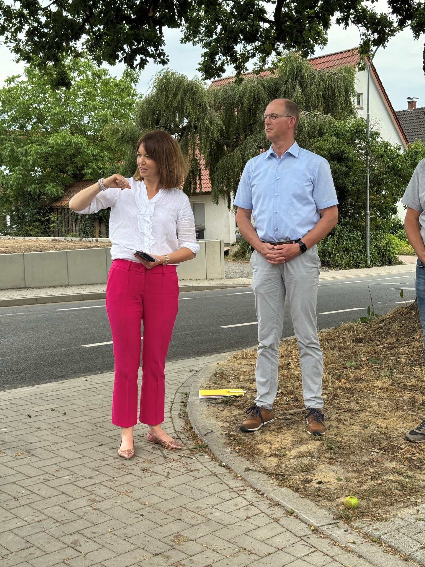 Freigabe K 49 - Laukötter und tappe Landrätin Ina Laukötter und Bürgermeister Thomas Tappe bei der offiziellen Freigabe der K 49.