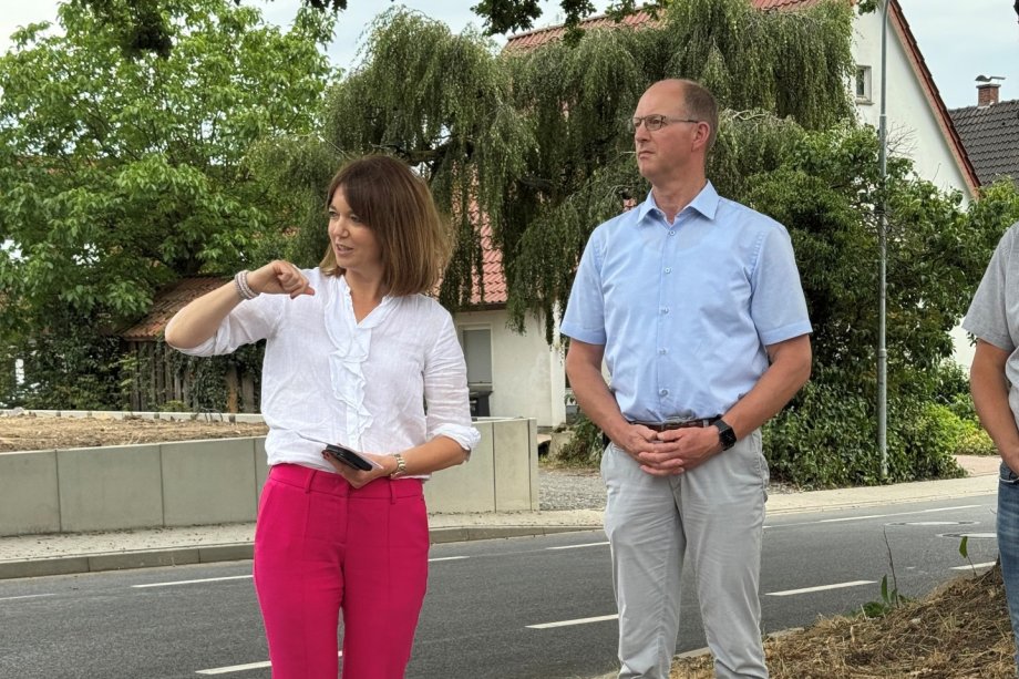 Freigabe K 49 - Laukötter und tappe Landrätin Ina Laukötter und Bürgermeister Thomas Tappe bei der offiziellen Freigabe der K 49.