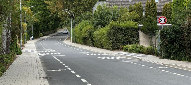 Der Grüne Weg (K 49) ist auf einer Länge von 500 Metern ausgebaut worden. Links und rechts befinden sich jetzt sogenannte Schutzstreifen. In Höhe der beiden Laternen auf der rechten Seite wird noch ein Fußgängerüberweg entstehen.