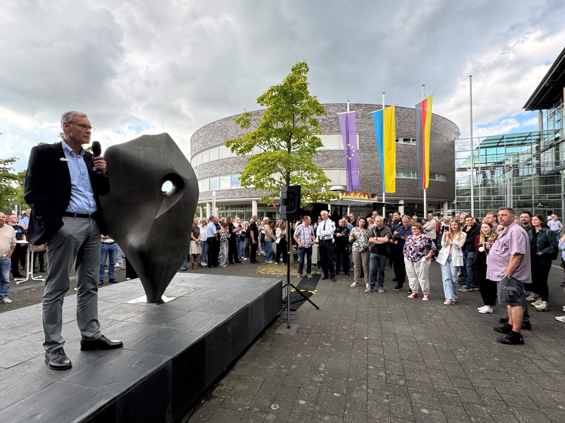 Sven-Georg Adenauer bei seiner Ansprache vor dem Kreishaus. Sven-Georg Adenauer bei seiner Ansprache vor dem Kreishaus.