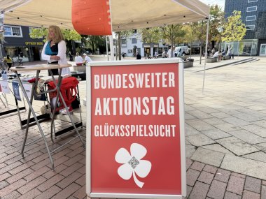 Aufsteller vor dem Infostand mit Informationsmaterialien.