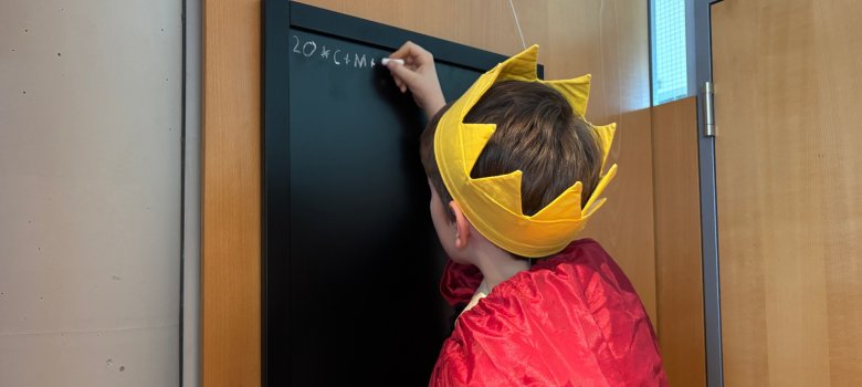 Ein Kind schreibt auf eine Tafel