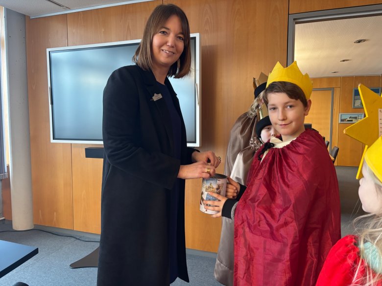 Eine Frau und ein Kind im Kreishaus Gütersloh