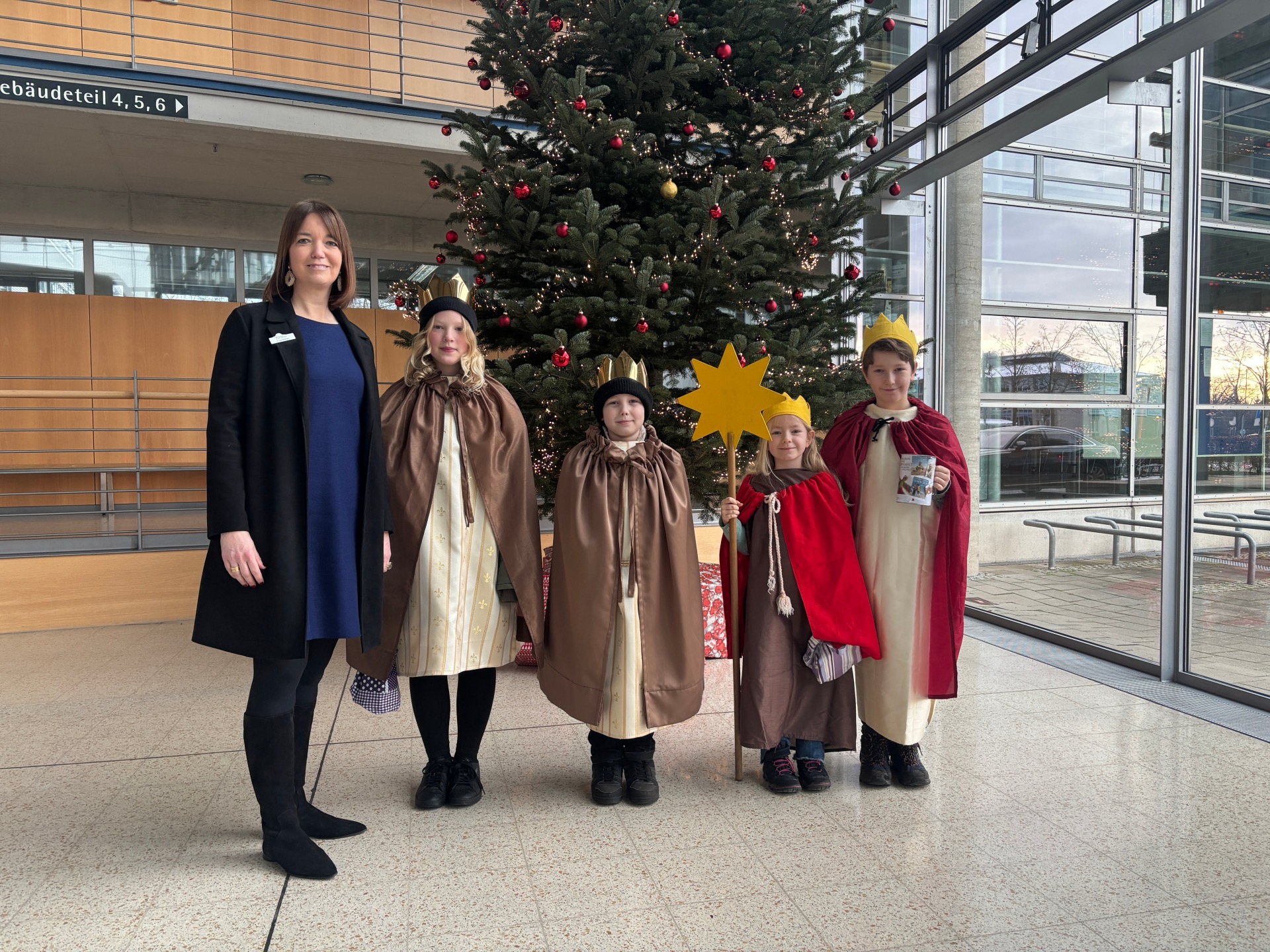 EIne Frau und vier Kinder vor einem Weihnachtsbaum im Kreishaus Gütersloh.