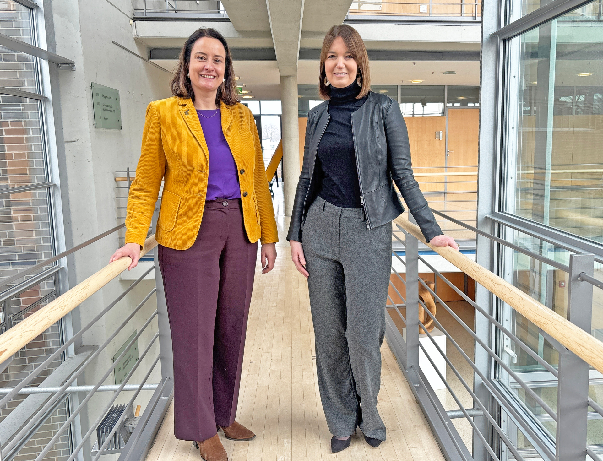 Regierungspräsidentin Anna Bölling besucht Landrätin Ina Laukötter Zwei Frauen stehen im Kreishaus Gütersloh