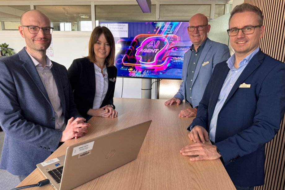 (v.l.): Marco Kerber (Projektleiter der KI- und Digitalisierungsstrategie), Landrätin Ina Laukötter, Andreas Poppenborg (Dezernent Personal, Finanzen und Zentrale Dienste) sowie Christian Melcher (Abteilungsleiter IT, Digitale Lösungen und Zentrale Dienste) vor einem Bildschirm mit dem Logovon Agentic AI Hubs. 