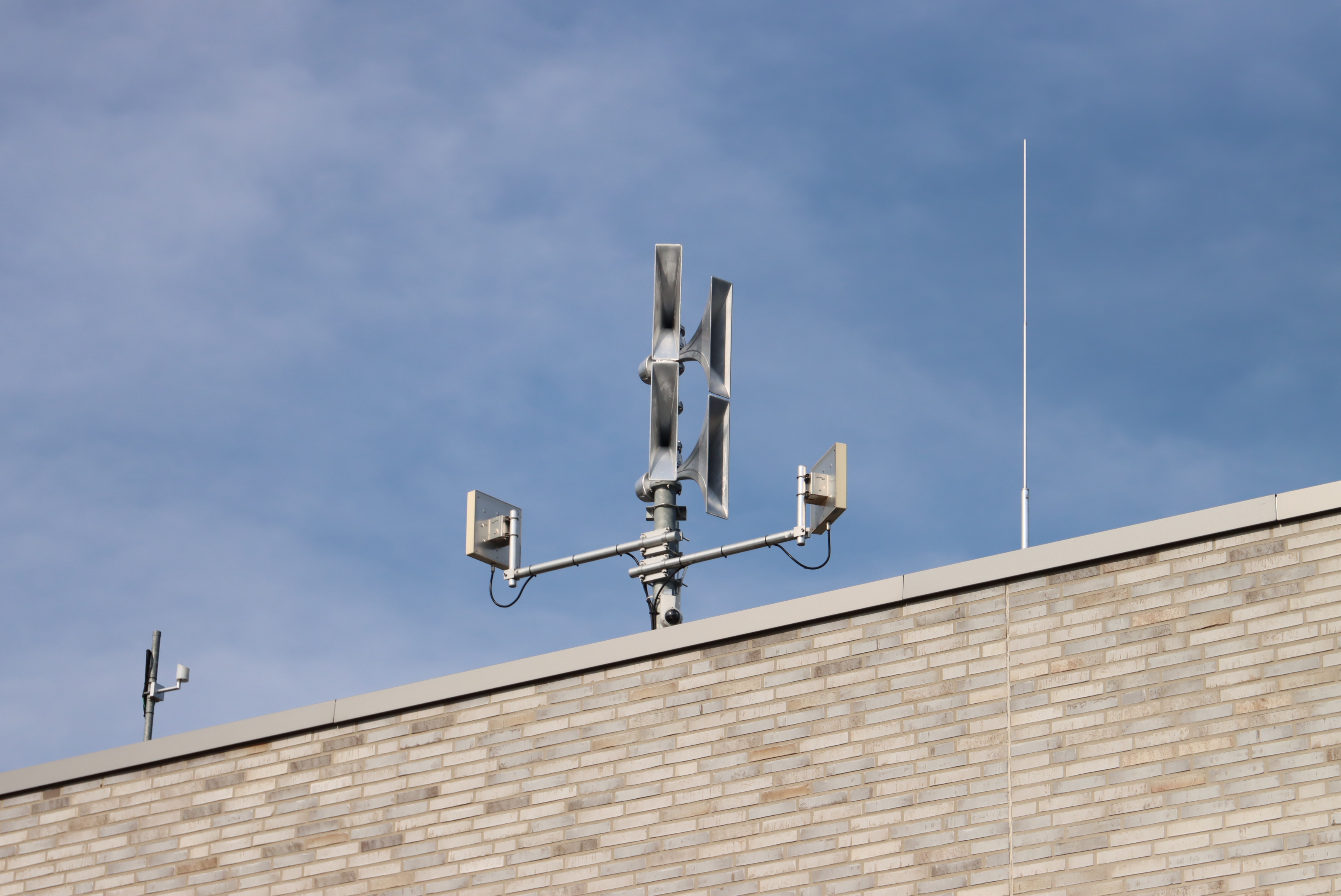 Landesweiter Warntag am Donnerstag Sirene auf dem Dach einer Feuerwehr.