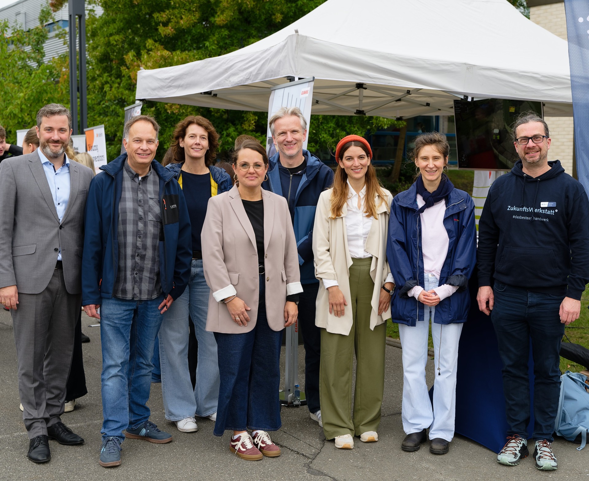 EIne Gruppe von Menschen auf einem Schulhof
