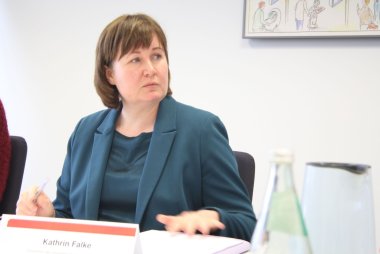 Kathrin Falke, Dezernentin des Jobcenters des Kreises Gütersloh, im Gespräch bei der Jahrespressekonferenz.
